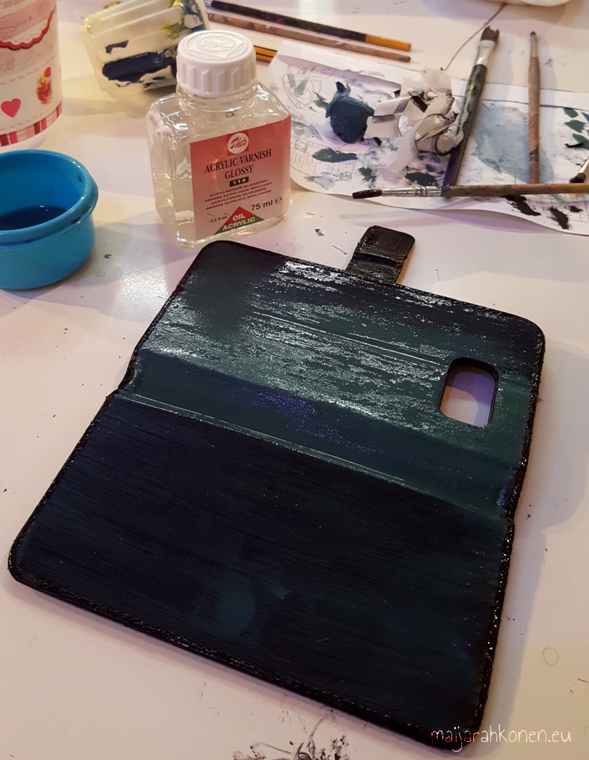 Varnishing the phone case